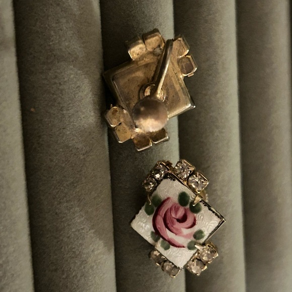 Screw back clip on earrings. Roses - Picture 6 of 6